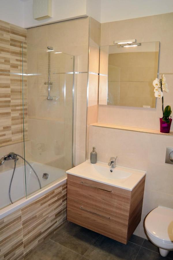 Riverside Apartman With Free Parking Gyor Ngoại thất bức ảnh